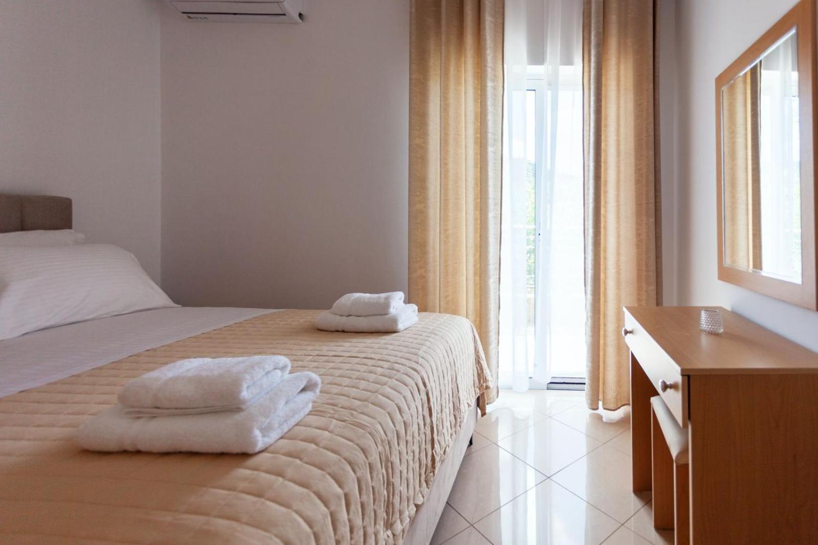 Zacharias Apartments Himare Exterior photo